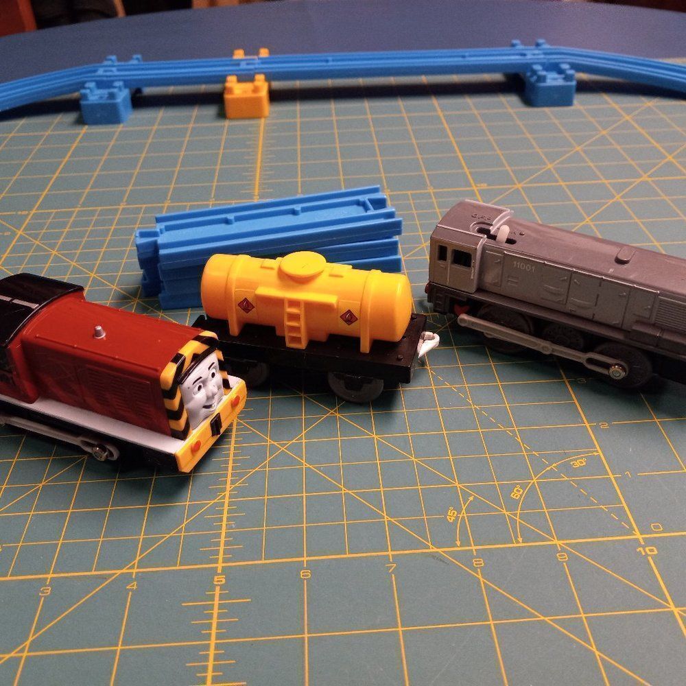 TOMY Engine Salty, Dennis with oil car